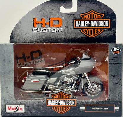 Maisto 2022 Harley-Davidson Silver 2002 FLTR Road Glide Series 42 1:18 Scale